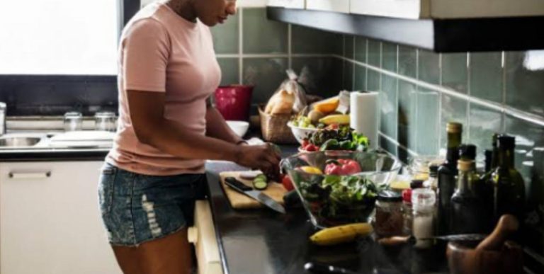 Nigerian lady shares drama that ensued for refusing to cook for her father, brother after her mum moved out