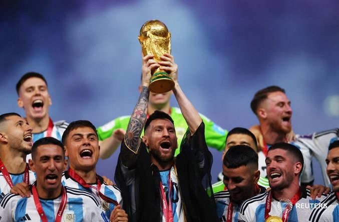 Emotional moment Lionel Messi lifts world cup trophy for Argentina aged 35 and playing his last world cup (Video)
