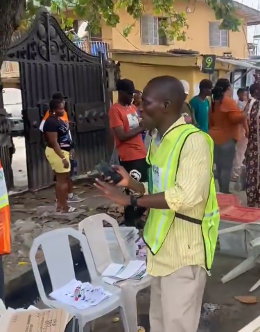 Thugs disrupt election proceedings and cart away ballot boxes in Aguda, Lagos State (video)