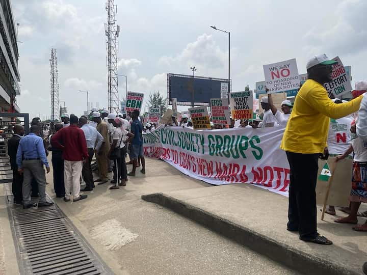 Protest rocks Lagos over scarcity of new Naira notes (video)