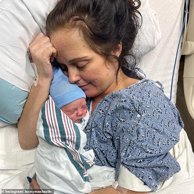 Woman who didn’t realize she was pregnant gives birth on the toilet