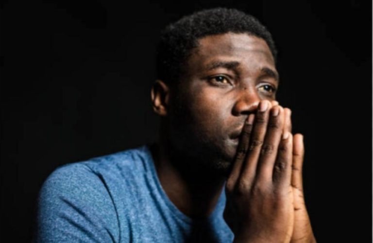 ”Please, did I do wrong by not touching her?” – Nigerian man confused as lady who slept at his place shames him for ‘not doing anything’