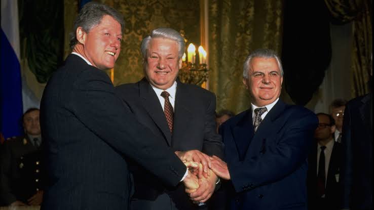 Bill Clinton regrets persuading Ukraine to give Russia all its nuclear weapons in 1994