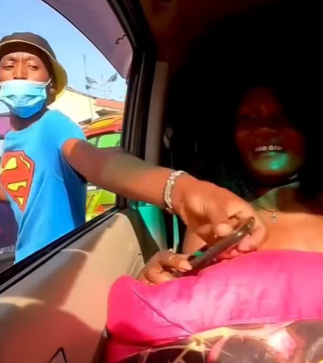 Moment a lady’s phone was almost snatched by a traffic thief (Video)