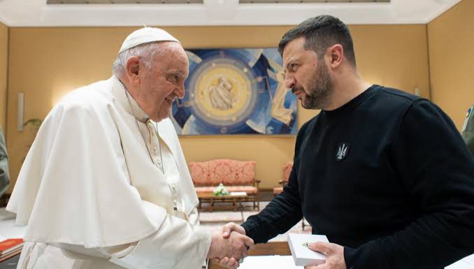 Pope Francis meets With Ukrainian President Volodymyr Zelenskyy at the Vatican (photos)