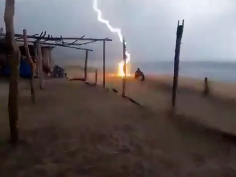 Lightning bolt strikes two beachgoers dead (video)