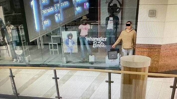 Bold thief steals jewellery and clothes by posing as mannequin in shop window