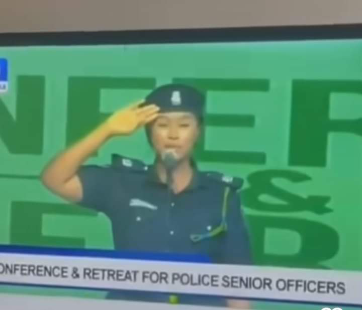 “How can a police officer not be able to recite the national anthem? how she take pass academy” – Mixed reactions as policewoman sings national anthem wrongly
