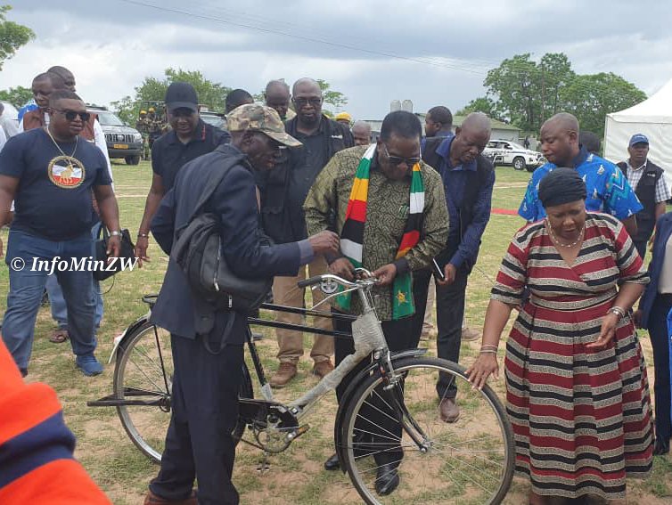 Zimbabwe president donates 54 bicycles to village heads as Christmas gift (Photos)