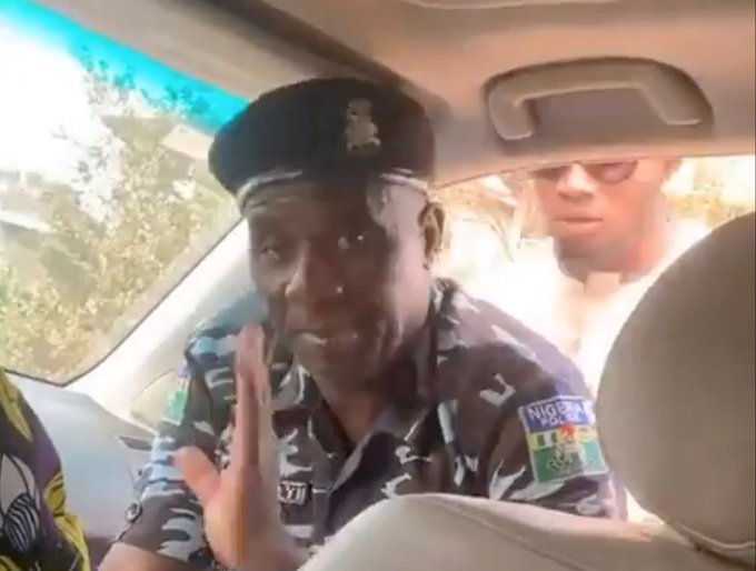 Do it sharp sharp – Another Nigerian police officer caught on camera demanding bribe from motorist