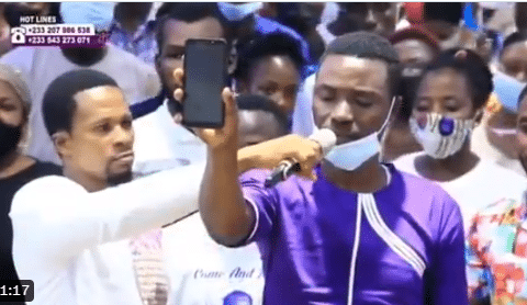 Moment pastor commands credit alert from heaven to man’s phone during miracle service