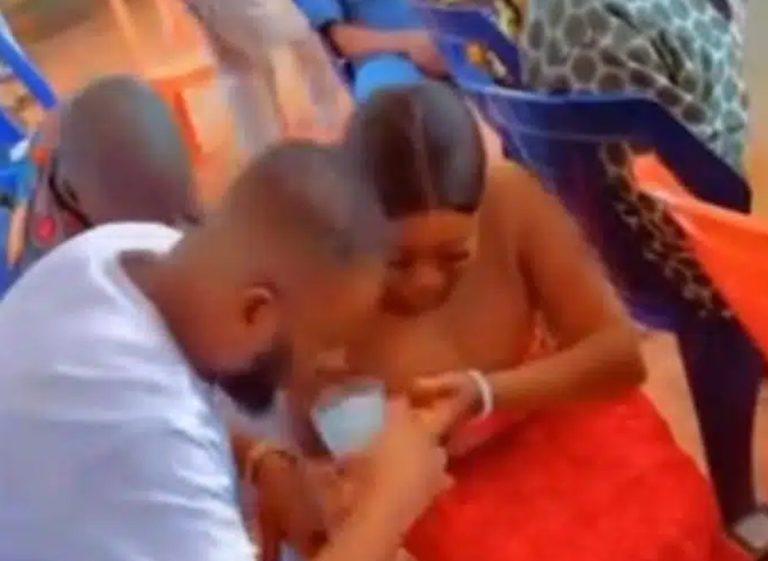 “The world is very wicked” – Moment groom refuses to drink palm wine from bride during traditional wedding causes buzz online