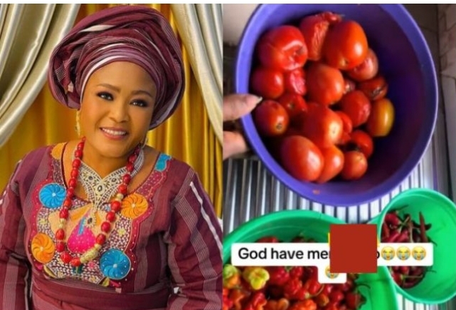 “God have mercy oh” – Oluwadolarz’ mom cries over the tomatoes and fresh pepper she bought for N10k at a Lagos market (Video)