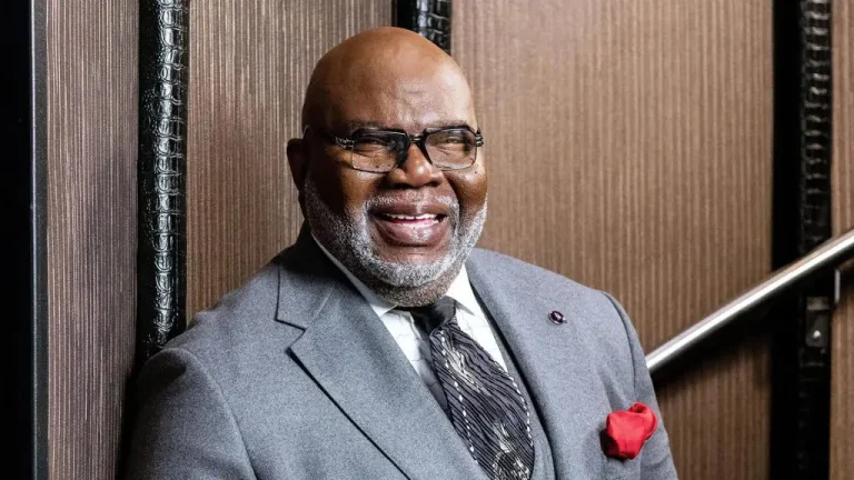 Bishop T.D. Jakes suffers health scare after Sunday service sermon