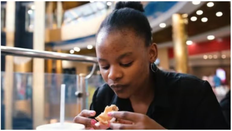 “She didn’t even ask me whether I’m hungry, she just ate” – Nigerian man calls out lady for buying food for herself and eating it alone on first date