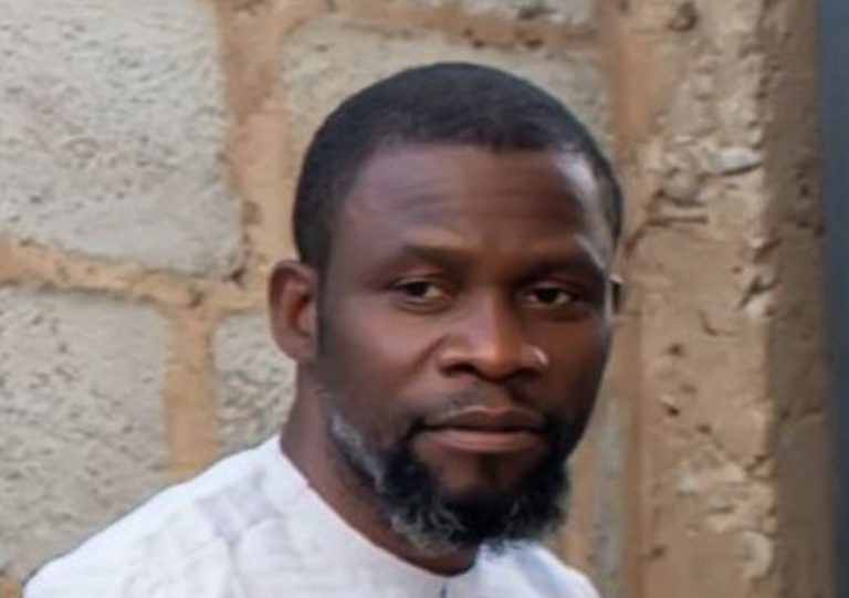 Nigerian man calls out colleagues who didn’t check on a fashion designer while he was sick but closed their shops for two days to mourn him after he d!ed