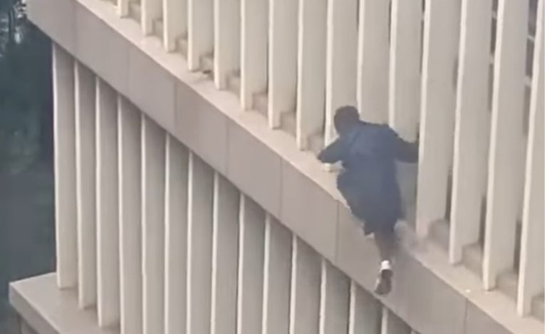 How suspect escaped from custody while appearing for a court hearing (video)